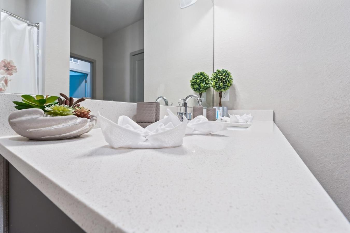 Апартаменти Tropicana Field 2 Bed In Dwtwn With Free Parking Сент-Пітерсбург Екстер'єр фото